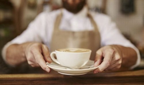homem_barista_oferecendo_xicara_cafe