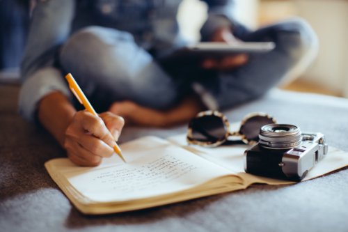 Pessoa escrevendo um diário para garantir envelhecimento cognitivo saudável