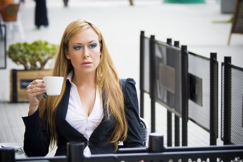 mulher_executiva_tomando_cafe