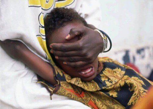 Menina exposta à mutilação genital