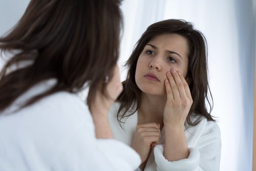 Mulher preocupada com os olhos secos por não beber água