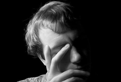 Homem cansado devido ao nível alto de estrogênio