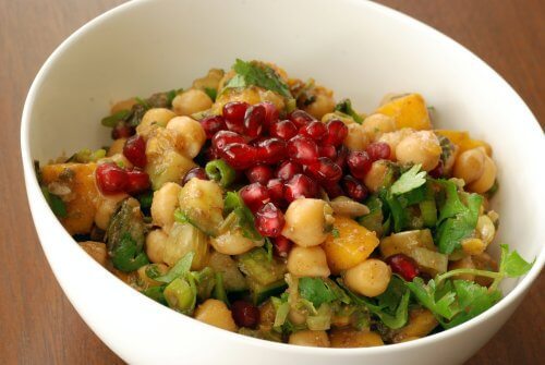 Salada de grão de bico, manga e romã