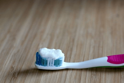 Escova de dente com óleo de coco