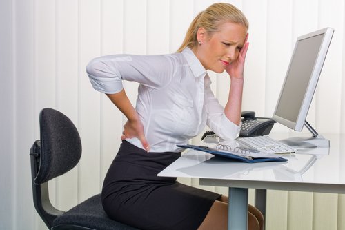 Dor nas costas pode ser sinal de problema nos rins