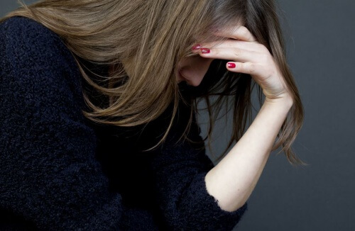 Mulher estressada precisando de positividade