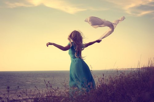 Mulher irradiando positividade