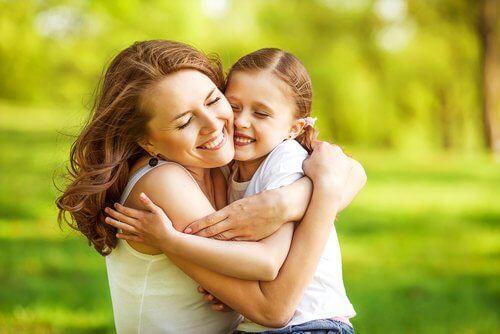 Mãe e filha se abraçando