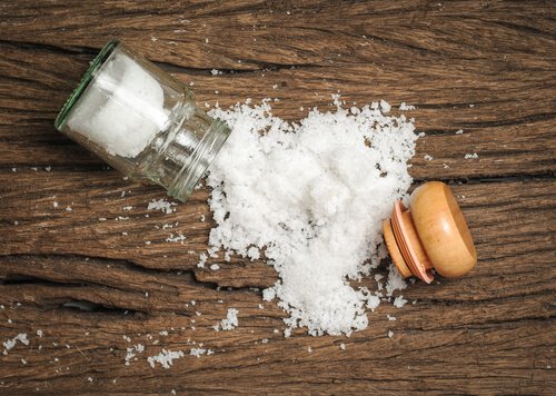 Água morna e sal para eliminar manchas das roupas