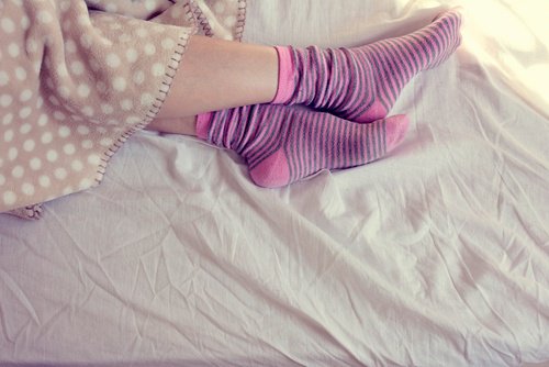 Mulher com meias coloridas