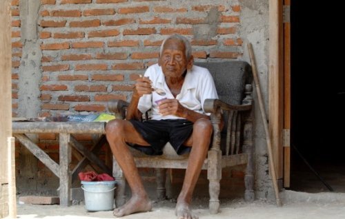 A incrível história de Mbah Gotho, o homem que diz ter 145 anos