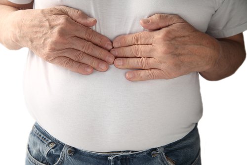 Pessoa com dor no peito por não regular os hormônios naturalmente