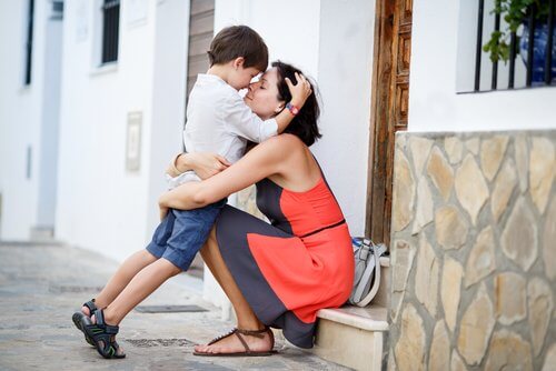 Mãe abraçando seu filho pequeno