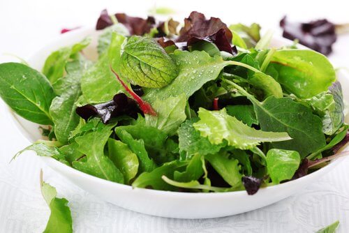 A salada alivia a acidez estomacal