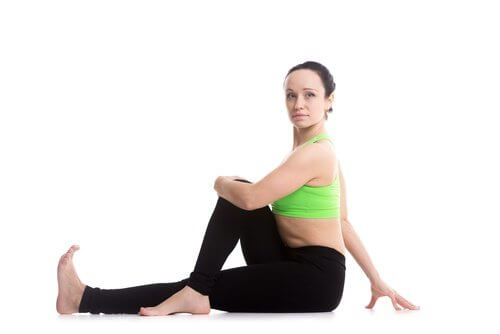 Mulher fazendo exercícios para melhorar a digestão
