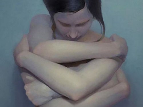 Mulher se abraçando