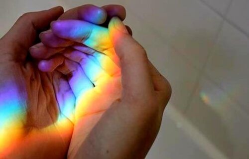 Mão com cores irresistíveis