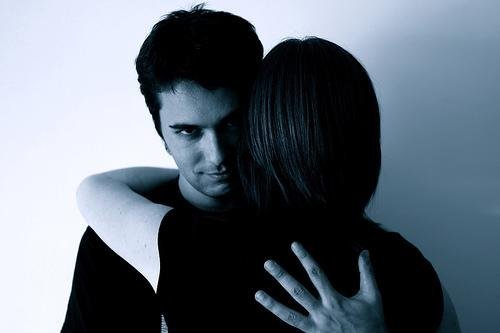 Casal que usa a bajulação um com o outro