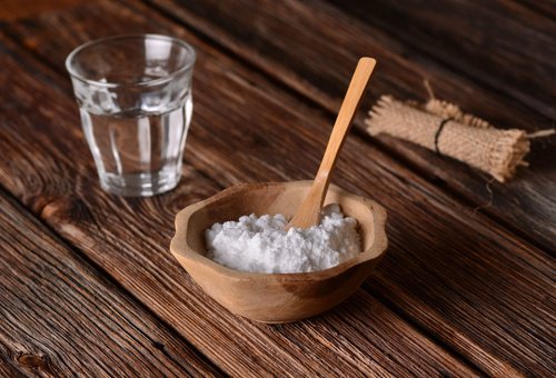 Bicarbonato de sódio e água para regular o pH do corpo