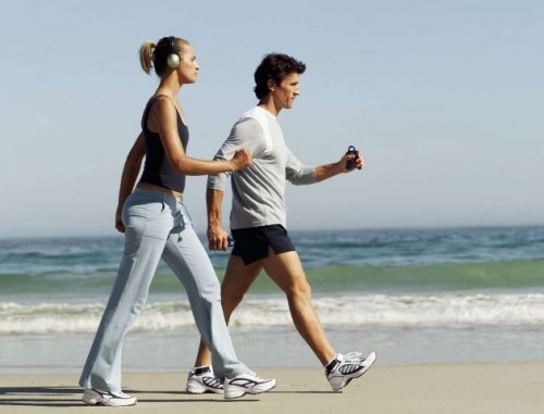Caminhar para perder peso na praia é muito efetivo