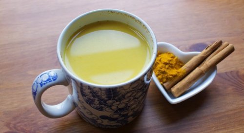 Poderosa bebida de cúrcuma, canela e mel para estimular o seu cérebro