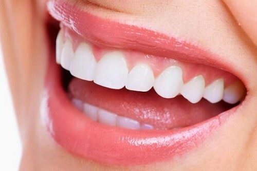 Dentes brancos por causa da amora
