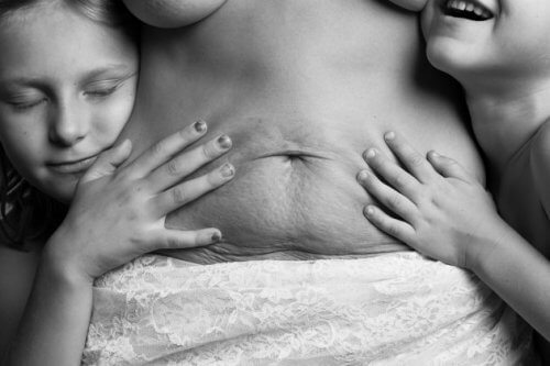 criancas_abracando_corpo_mae
