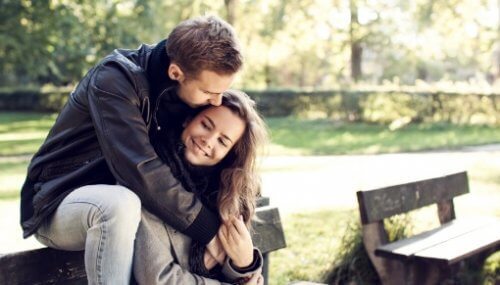 Dar abraços é um dos hábitos de casais satisfeitos