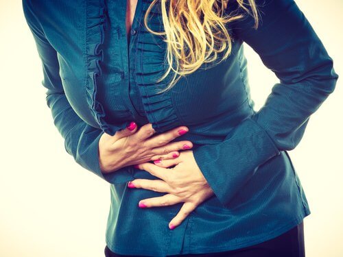 Mulher com dor de barriga por causa da intolerância ao glúten