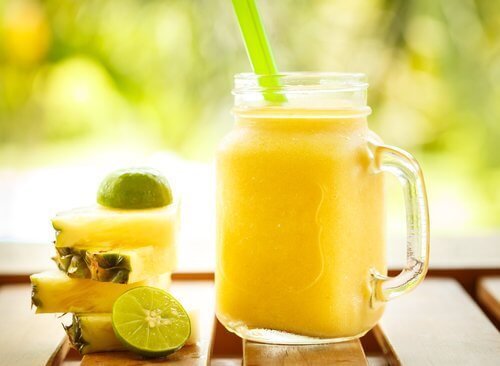 Suco de maçã, abacaxi e pera para combater a prisão de ventre