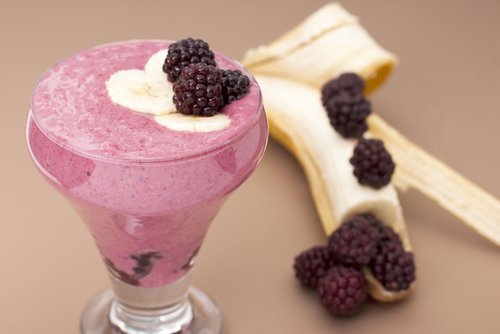 O smoothie de amora e banana podem ajudar a combater a prisão de ventre