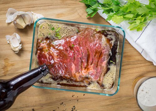 Carne sendo marinhada em cerveja