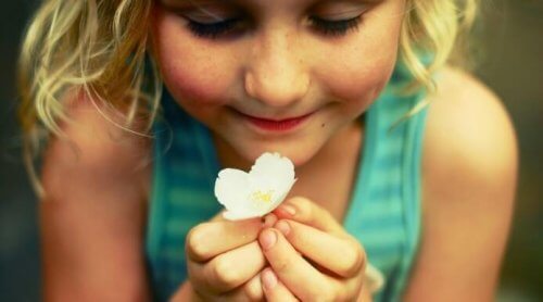 menina-cheirando-flor