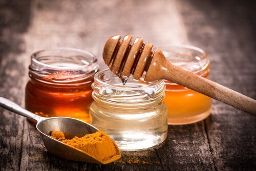 O mel e a cúrcuma podem ajudar no tratamento de espondilose cervical