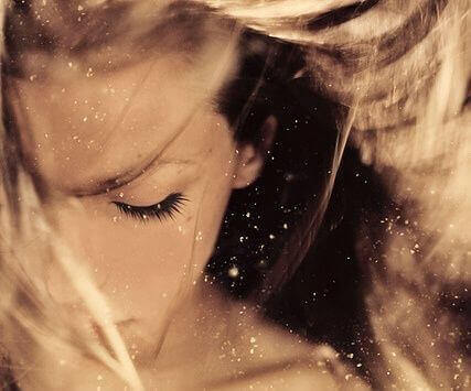 Mulher triste com a vida