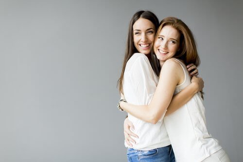 Mulheres se abraçando