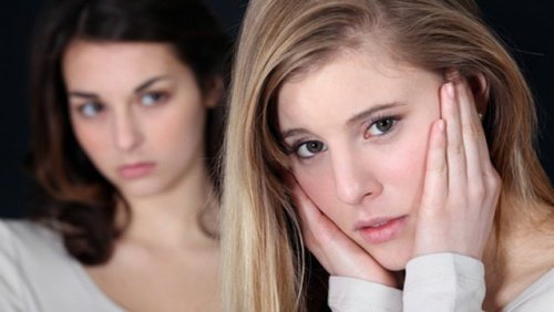 Mulheres em uma relação tóxica de amizade