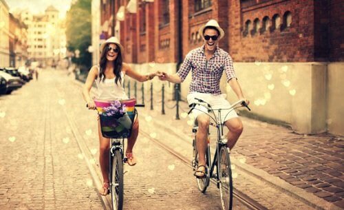 Casal andando de bicicleta para manter seu relacionamento