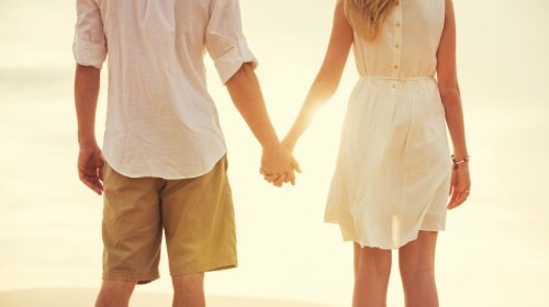 Casal de mãos dadas