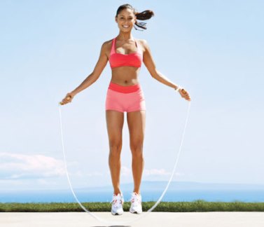 Mulher fazendo exercício de pular corda para queimar gordura