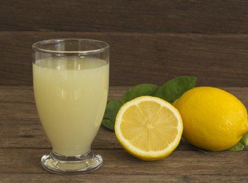 Água com suco de limão