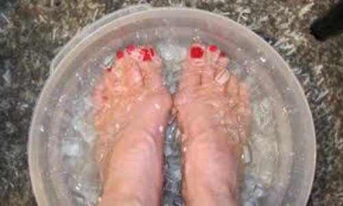 Água fria com gelo para os pés