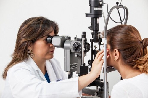 Oftalmologista inspeccionando olhos com cataratas