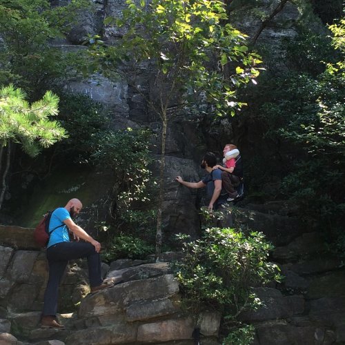 Amigos escalando