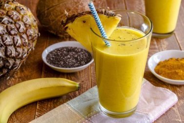 Deliciosa vitamina de banana e cúrcuma para depurar o fígado