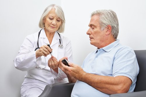 Homem diabético consultando médica