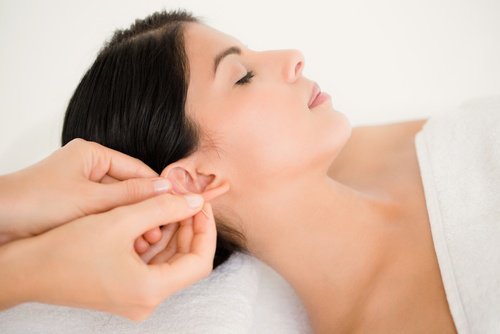 Massagem na orelha