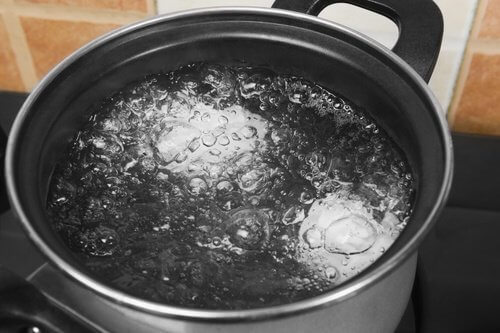 Àgua fervendo que pode provocar queimaduras