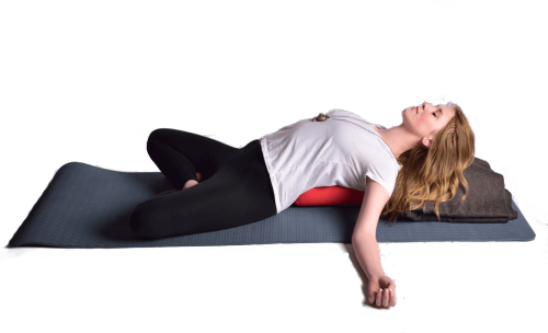 Mulher se alongando para aliviar o estresse