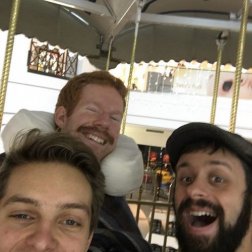 Estes jovens viajaram pelo mundo carregando seu amigo deficiente nas costas